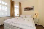 Schlafzimmer mit Doppelbett - Dünenschloss 1-17 - Top-Hundeurlaub