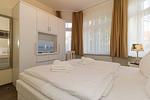 Schlafzimmer mit Doppelbett und Flatscreen TV - gbmv0-01 - Großenbrode - Dünenschloss 1-17 - Top-Hundeurlaub
