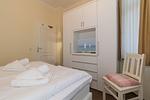 Schlafzimmer mit Doppelbett und Flatscreen TV - gbmv0-01 - Großenbrode - Dünenschloss 1-17 - Top-Hundeurlaub