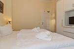 Schlafzimmer mit Doppelbett - Dünenschloss 1-17 - Top-Hundeurlaub