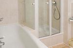 Badezimmer mit Badewanne und Dusche - Dünenschloss 1-17 - Top-Hundeurlaub