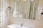 Badezimmer mit Badewanne und Dusche - Dünenschloss 1-17 - Top-Hundeurlaub