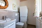 Modernes Badezimmer mit Waschbecken und Waschmaschine - Horrido - Top-Hundeurlaub