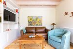 Wohnzimmer mit Sofa und Fernseher - Horrido - Top-Hundeurlaub