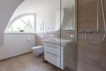 Modernes Badezimmer mit Dusche und WC - Horrido - Top-Hundeurlaub