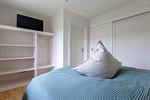 Schlafzimmer mit modernem Design und Fernseher - Horrido - Top-Hundeurlaub