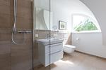 Modernes Badezimmer mit Dusche und Waschbecken - Horrido - Top-Hundeurlaub