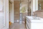 Modernes Badezimmer mit Dusche und Waschbecken - Horrido - Top-Hundeurlaub