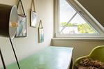 Ecke eines Zimmers mit Tisch und Fenster - Horrido - Top-Hundeurlaub