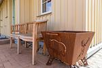 Terrasse mit Holzbank und dekorativem Pflanzkasten - Horrido - Top-Hundeurlaub