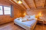 Schalfzimmer 1, Doppelbett - Chalet Huber by Alpenidyll Apartments - Top-Hundeurlaub