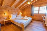 Schlafzimmer 1, Doppelbett - Chalet Huber by Alpenidyll Apartments - Top-Hundeurlaub