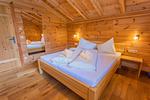 Schlafzimmer 2, Doppelbett - Chalet Huber by Alpenidyll Apartments - Top-Hundeurlaub