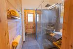 Badezimmer 1, Dusche und Wc - Chalet Huber by Alpenidyll Apartments - Top-Hundeurlaub