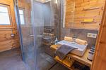 Badezimmer 1, Dusche und WC - Chalet Huber by Alpenidyll Apartments - Top-Hundeurlaub