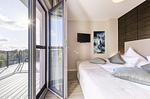 Ferienwohnung Sommerperle Ostseebad Wustrow ZweiWasser Alte Seefahrtschule Schlafzimmer mit Terrassenzugang - Sommertraum - Top-Hundeurlaub