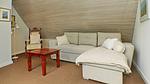 Wohnzimmer mit Couch und Fernseher - Haus Becher App. LUV - Top-Hundeurlaub