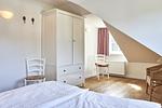 Das erste Schlafzimmer bietet Ihnen einen Rückzugsraum mit Doppelbett und Sitzecke. - Green Garden Wohnung 2 - Top-Hundeurlaub