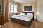 Im ersten Schlafzimmer befindet sich ein Doppelbett ... - Green Garden Wohnung 1 - Top-Hundeurlaub