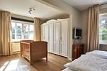 ... sowie ein Babybett und zwei Einbauschränke. - Green Garden Wohnung 1 - Top-Hundeurlaub