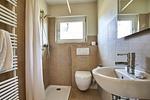 Das erste der drei Badezimmer verfügt über eine Dusche. - Green Garden Wohnung 1 - Top-Hundeurlaub