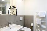 Badezimmer mit Waschtisch und WC - Deichhäuser Anna Küste 1-32 - Top-Hundeurlaub