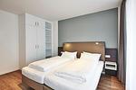 Schlafzimmer mit Doppelbett und Kleiderschrank - Deichhäuser Anna Küste 3-34 - Top-Hundeurlaub