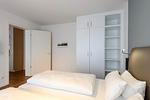 Schlafzimmer mit Doppelbett und Kleiderschrank - Deichhäuser Anna Küste 3-34 - Top-Hundeurlaub