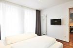 Schlafzimmer mit Doppelbett und Zugang zum Balkon - Deichhäuser Anna Küste 3-34 - Top-Hundeurlaub