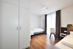 Schlafzimmer mit zwei Einzelbetten und Kleiderschrank - Deichhäuser Anna Küste 3-34 - Top-Hundeurlaub