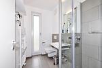 Badezimmer mit Dusche, Waschtisch, WC und Spiegel - Deichhäuser Anna Küste 4-10 - Top-Hundeurlaub
