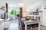 Wohn-/Essbereich mit Esstisch und Zugang zur Terrasse - Aparthotel Ostseeallee 3-19 - Top-Hundeurlaub