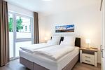 Schlafzimmer mit Boxspringbett (1,80 x 2,00 m) - Aparthotel Ostseeallee 3-19 - Top-Hundeurlaub