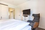 Schlafzimmer mir TV und Sessel - Aparthotel Ostseeallee 3-19 - Top-Hundeurlaub