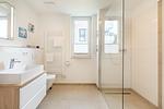 Badezimmer mit Dusche, Waschtisch und WC - Aparthotel Ostseeallee 3-19 - Top-Hundeurlaub