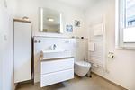 Badezimmer mit Waschtisch und WC - Aparthotel Ostseeallee 3-19 - Top-Hundeurlaub
