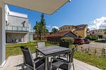 Terrasse mit Tisch und Sitzgelegenheiten - Aparthotel Ostseeallee 3-19 - Top-Hundeurlaub