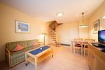 Wohnbereich mit Couch - Hus Inselkieker 216 - Top-Hundeurlaub