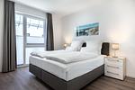 Schlafzimmer mit Boxspringbett - Aparthotel Ostseeallee 2-08 - Top-Hundeurlaub