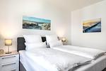Schlafzimmer mit Boxspringbett (1,80x2,00m) - Aparthotel Ostseeallee 2-08 - Top-Hundeurlaub