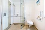 Badezimmer mit Dusche und WC - Aparthotel Ostseeallee 2-08 - Top-Hundeurlaub