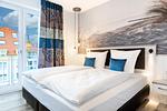 Schlafzimmer mit Austritt - Apartmentanlage Meerblickvilla 3-32 - Top-Hundeurlaub