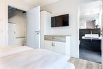 Schlafzimmer mit Blick zum Badezimmer - Apartmentanlage Meerblickvilla 3-32 - Top-Hundeurlaub