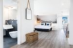Galerie mit Blick zum Badezimmer - Apartmentanlage Meerblickvilla 3-32 - Top-Hundeurlaub