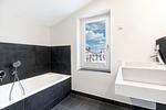 Badezimmer mit Badewanne - Apartmentanlage Meerblickvilla 3-32 - Top-Hundeurlaub