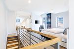 Galerie mit Flatscreen-TV - Apartmentanlage Meerblickvilla 3-32 - Top-Hundeurlaub