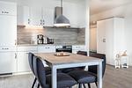 Offene Küche mit Sitzgelegenheit - Apartmentanlage Meerblickvilla 3-36 - Top-Hundeurlaub