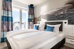 Schlafzimmer mit Zugang zum Balkon - Apartmentanlage Meerblickvilla 3-36 - Top-Hundeurlaub