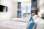 Schlafzimmer mit Flatscreen-TV - Apartmentanlage Meerblickvilla 3-36 - Top-Hundeurlaub