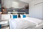 Schlafzimmer mit Boxspringbett - Apartmentanlage Meerblickvilla 3-36 - Top-Hundeurlaub